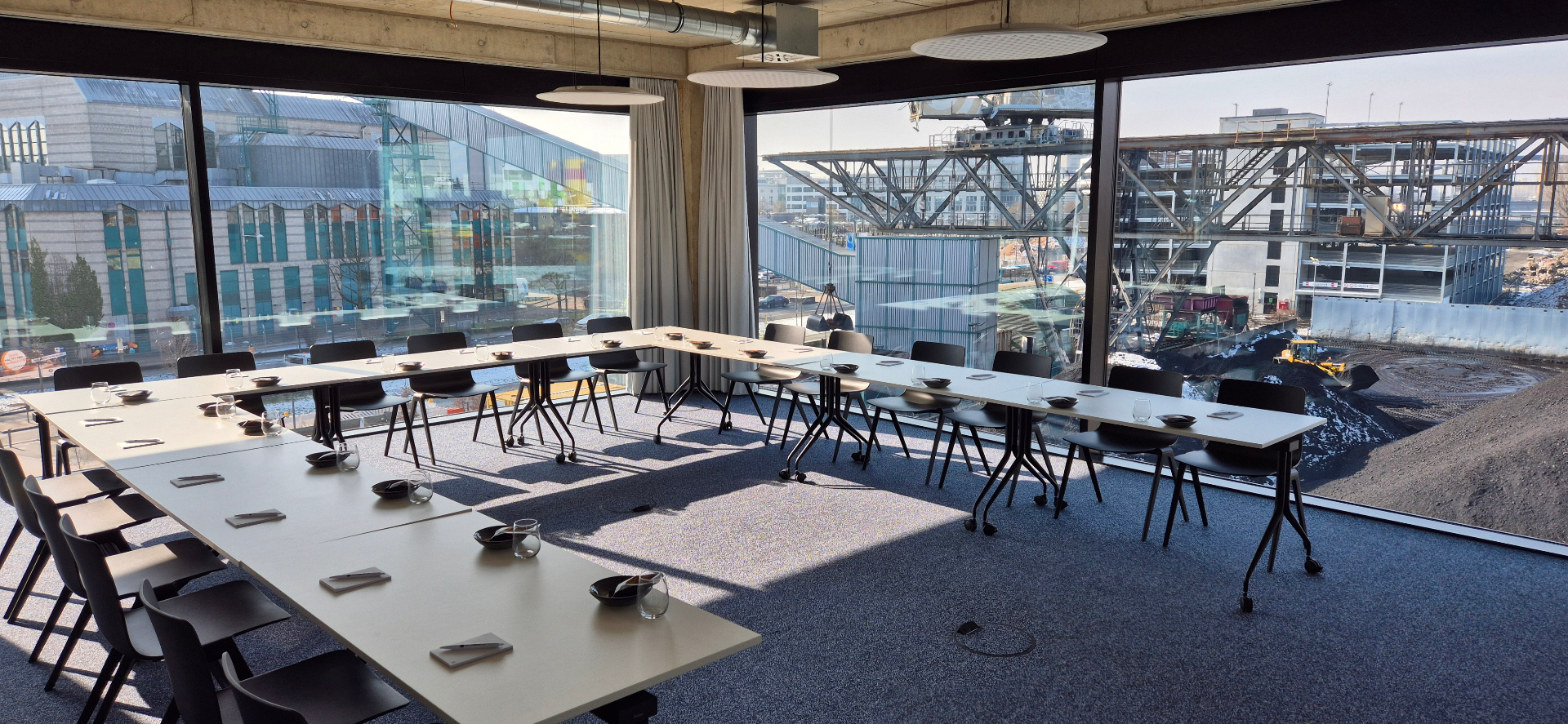 Workshop-Raum in U-Form im Coworking Space Office Island Offenbach mit Tageslicht und Hafenblick