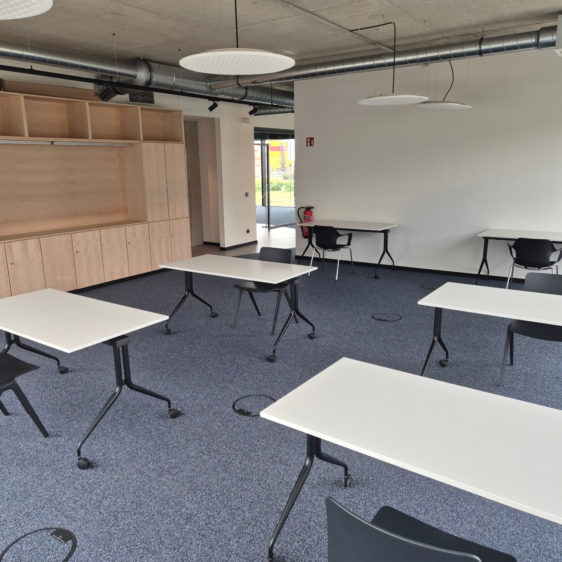 Premium-Arbeitsplatz im Coworking Space Offenbach HafenLoft mit warmer Eichenfront und offener Loft-Architektur