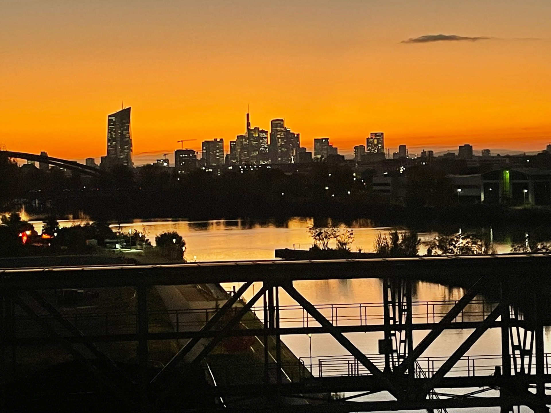 Blick von der Dachterrasse des Coworking Spaces Office Island in Offenbach auf die Frankfurter Skyline zur goldenen Stunde