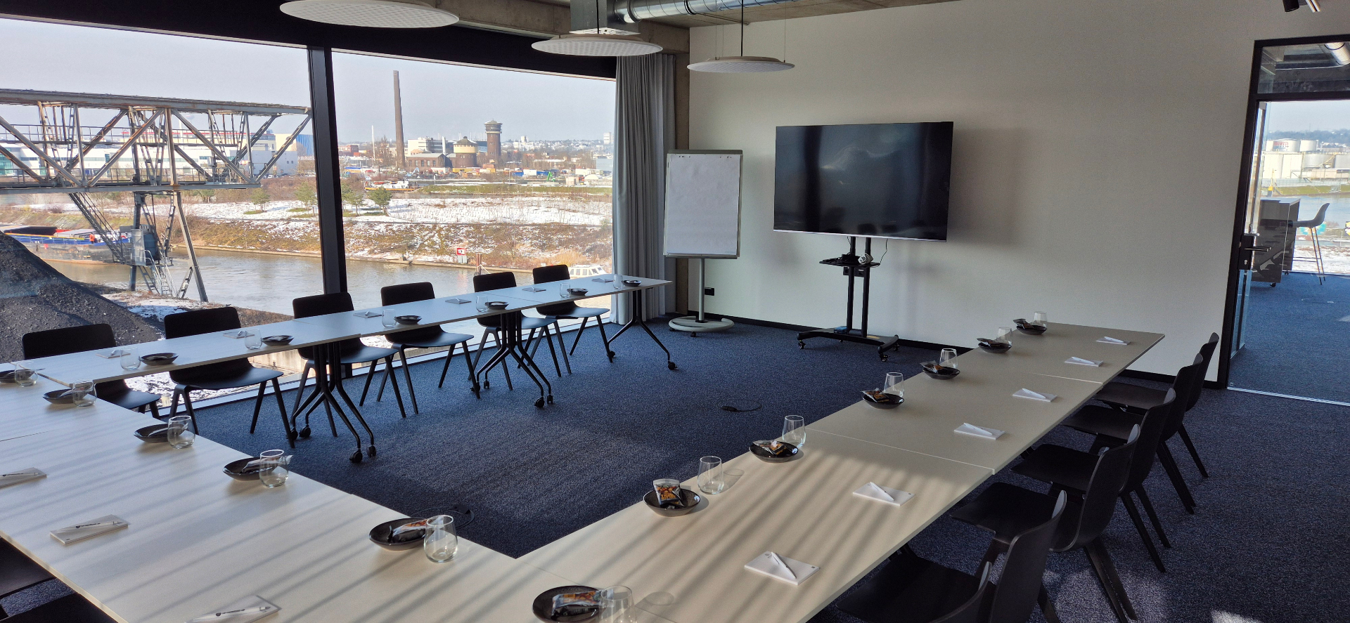 Workshop-Setup in U-Form mit Präsentationsfläche und Hafenblick im HafenLoft Offenbach – Coworking Space Office Island