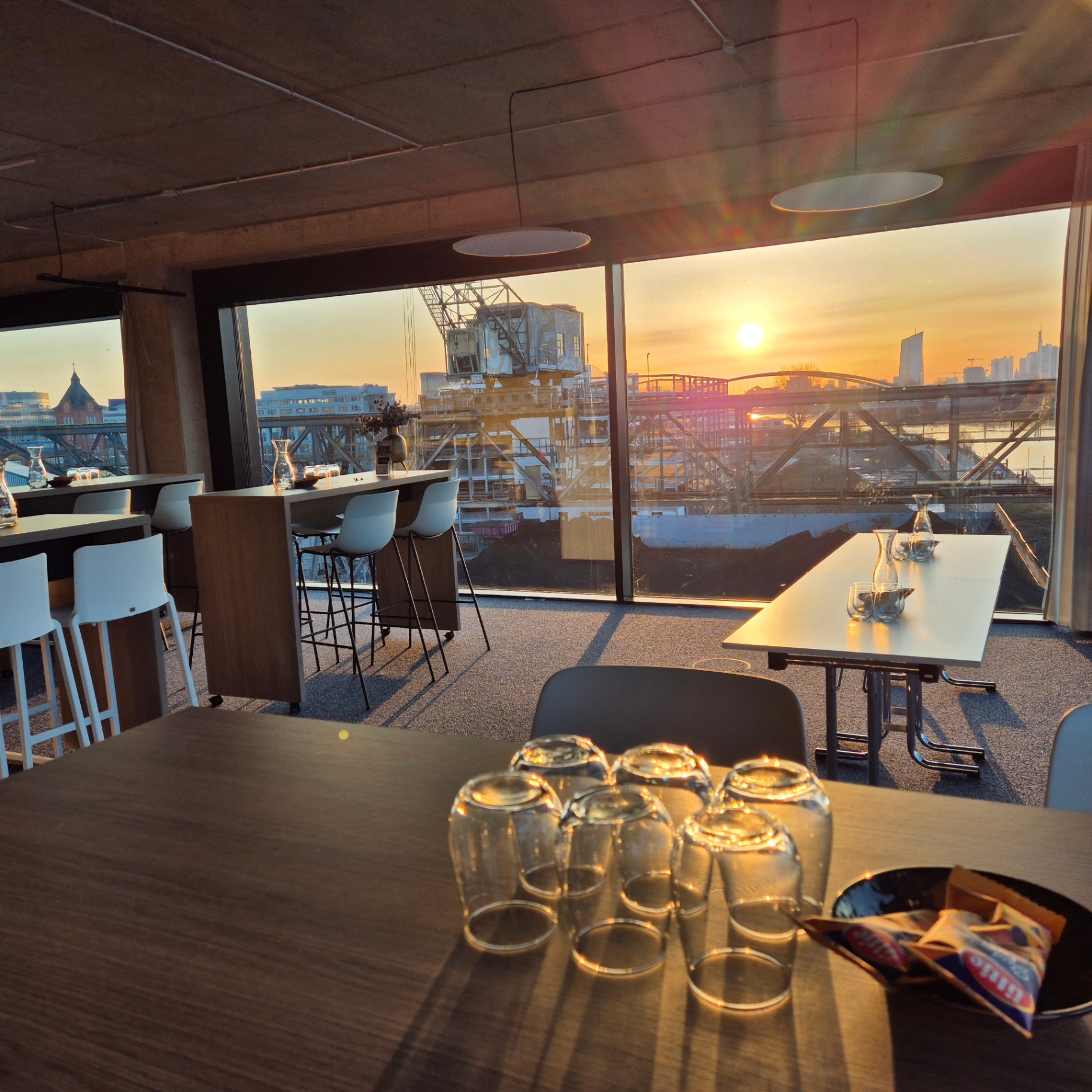 Coworking Space Office Island im HafenLoft Offenbach mit Blick auf den Hafen bei Sonnenuntergang